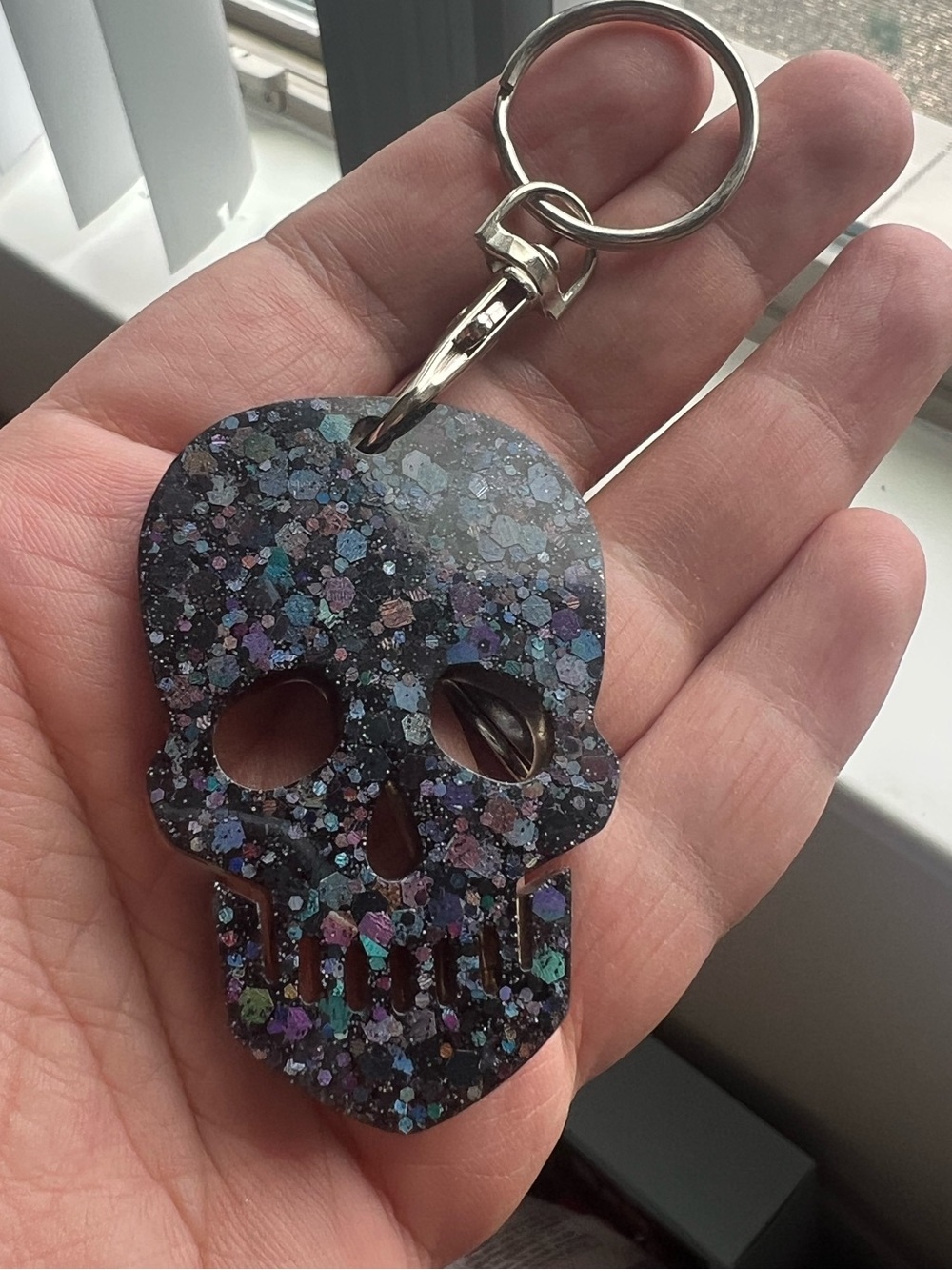 Black and Iridescent Glitter Skull Keychain Resin / goth Halloween - Picture 4 of 4